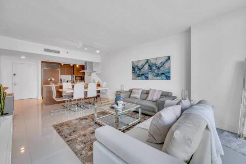 sala de estar con sofá y mesa en Modern 1 Bed ICON Brickell with Amazing Views, en Miami