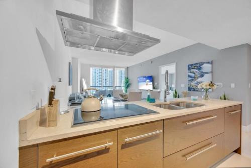 Una cocina o cocineta en Modern 1 Bed ICON Brickell with Amazing Views