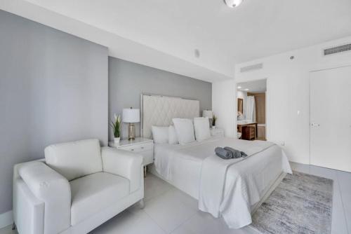 Una cama o camas en una habitación de Modern 1 Bed ICON Brickell with Amazing Views