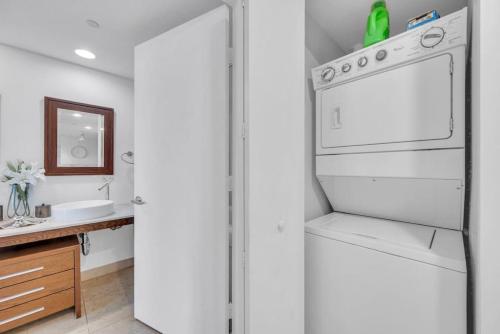 Una cocina o cocineta en Modern 1 Bed ICON Brickell with Amazing Views