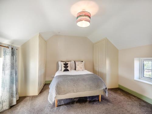 1 dormitorio con cama y ventana en Owl Barn, en Benington