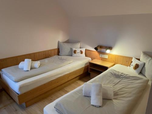 een kamer met 2 bedden en een nachtkastje bij Am Herrensee in Litschau