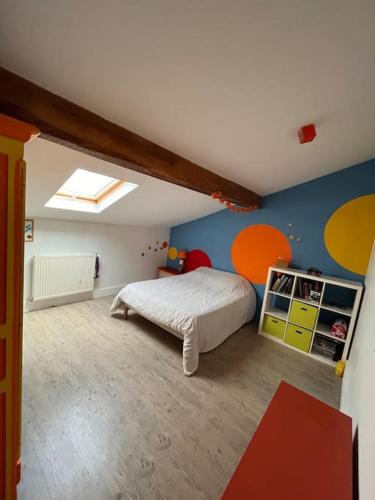 une chambre avec un lit et une lucarne dans l'établissement Magnifique maison toulousaine, à Toulouse