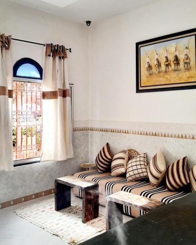 Ein Sitzbereich in der Unterkunft Hotel Riad Amlal