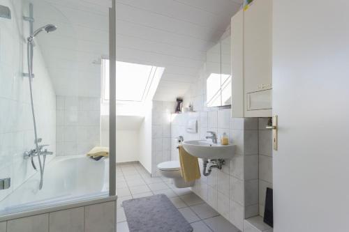a bathroom with a shower tub and a sink at FeWo Naturerlebnispark in Waldbröl