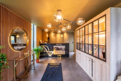 a hallway with a mirror and a table in a room at M-otel E40 in Wetteren