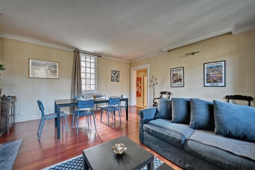 uma sala de estar com um sofá, uma mesa e cadeiras em LA BALANCE DES DOMS - 1 MIN du PALAIS des PAPES - INTRA-MUROS em Avignon