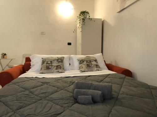 ein Schlafzimmer mit einem großen Bett mit Kissen in der Unterkunft Mini Lambro in Mailand