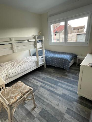 une chambre avec deux lits superposés et une fenêtre dans l'établissement Maison esprit loft, à Courbesseaux