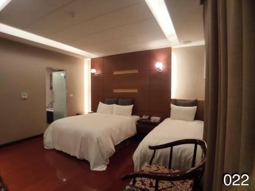 龍潭區的住宿－溫馨汽車旅館，酒店客房,配有两张床和椅子