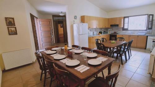 cocina con mesa y sillas y cocina con nevera en STAY Forest View Villa, en Platres