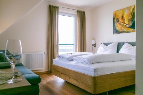 Ein Bett oder Betten in einem Zimmer der Unterkunft Weinhof Reichmann