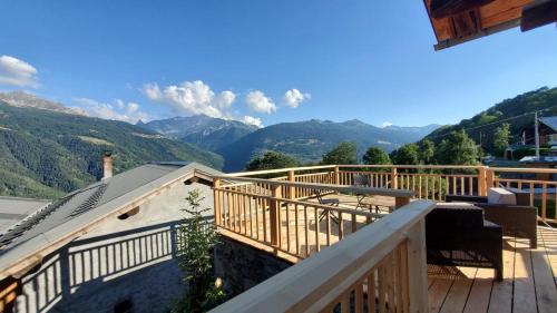 - un balcon offrant une vue sur les montagnes dans l'établissement Maison de montagne face aux Arcs, à Les Chapelles