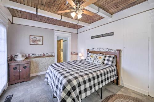Schlafzimmer mit einem Bett und einem Deckenventilator in der Unterkunft Scenic Gosport Getaway, Over 100 Years Old 