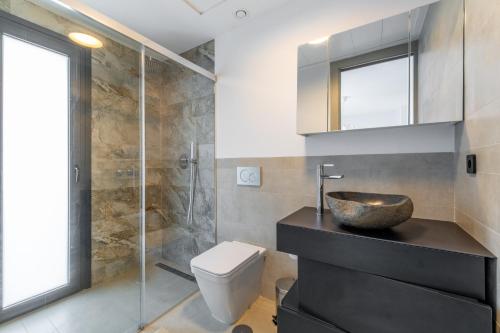 a bathroom with a sink and a toilet at Apartamento Verano in Orihuela
