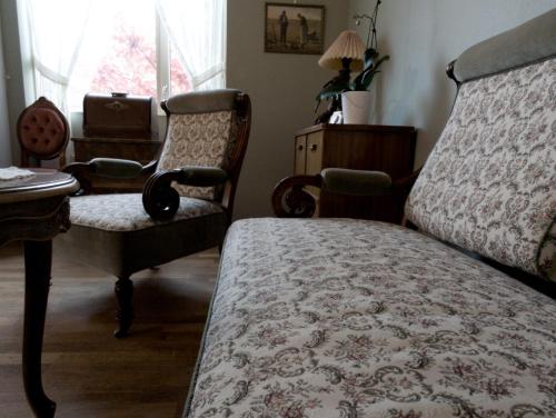 1 Schlafzimmer mit einem Bett, 2 Stühlen und einem Fenster in der Unterkunft Storstua omsorgs- og konferansesenter in Røyken