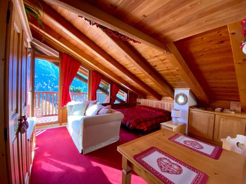 um quarto com um sofá e uma cama num quarto em Monolocale in chalet alpino 022143-AT-010681 em Madonna di Campiglio