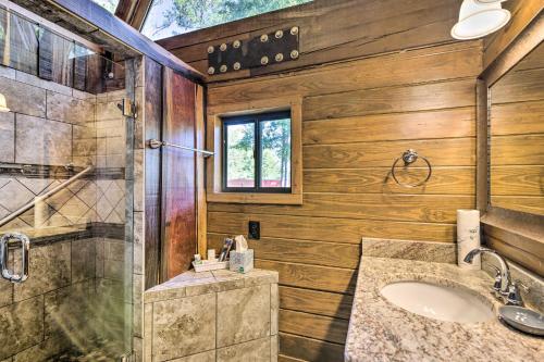 Koupelna v ubytování Countryside Cabin Retreat with Outdoor Kitchen!