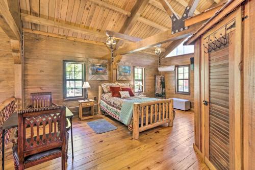 ein Schlafzimmer mit einem Bett in einem Zimmer mit Holzwänden in der Unterkunft Countryside Cabin Retreat with Outdoor Kitchen! 