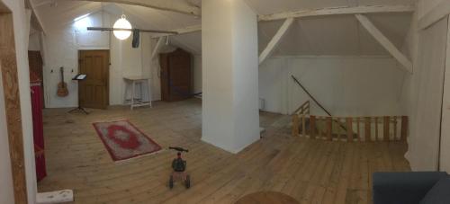 an empty room with a wooden floor and a staircase at UkuleleHaus Lunow am Nationalpark Unteres Odertal in Lunow