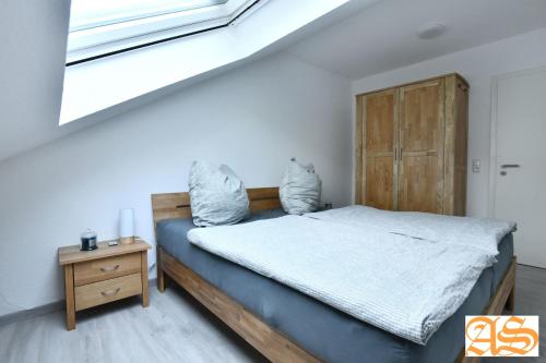 ein Schlafzimmer mit einem Bett und einem großen Fenster in der Unterkunft Reiterhof Füllnhausen in Kröge