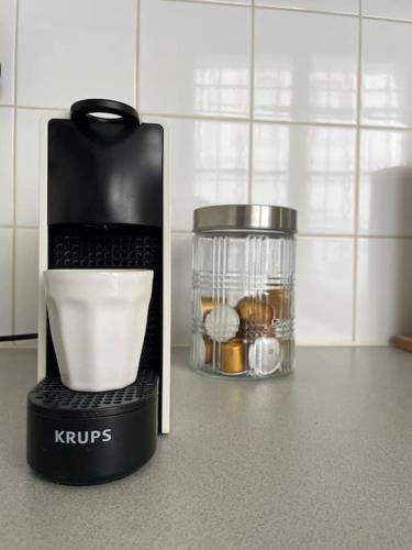 un conteneur de krups assis au-dessus d'un comptoir dans l'établissement Pointe Rouge: Petit cocon entre mer et colline, à Marseille