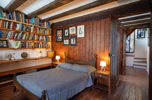 1 dormitorio con cama y estanterías de libros en Flateli Sa Tuna 2, en Begur