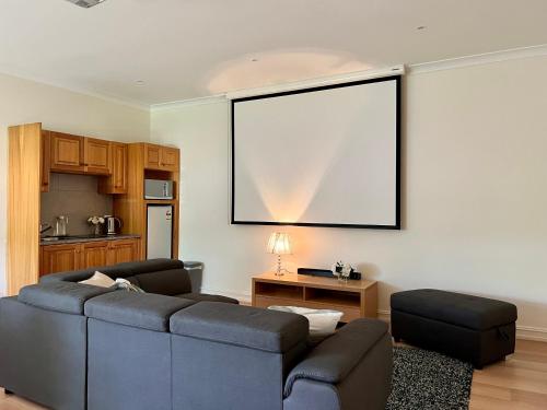 Χώρος καθιστικού στο Super Luxury Self Contained Studio unit