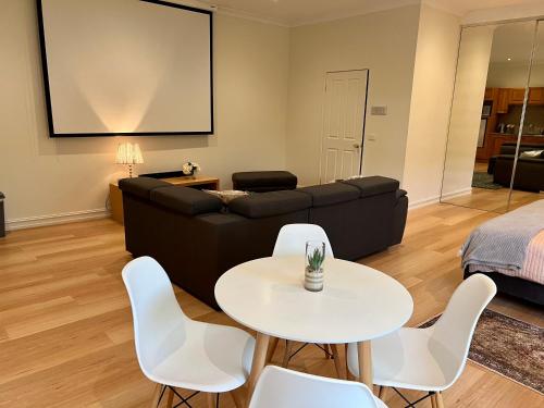 Χώρος καθιστικού στο Super Luxury Self Contained Studio unit