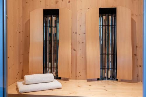 シュラートミンクにあるAppartement Gretiの窓が2つあり、タオルが1枚ずつ用意されています。