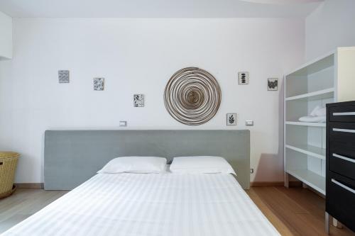 una camera con letto bianco e armadio nero di Modern apartment in Campo de Fiori a Roma