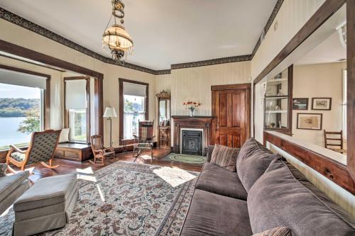 Χώρος καθιστικού στο 1872 Bethlehem Home with View of Ohio River!