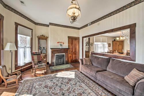 Χώρος καθιστικού στο 1872 Bethlehem Home with View of Ohio River!