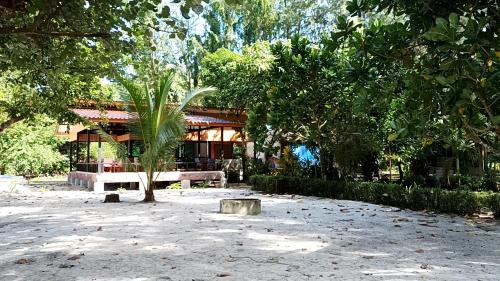 un parque con un banco frente a un edificio en Payam Cabana, en Ko Phayam