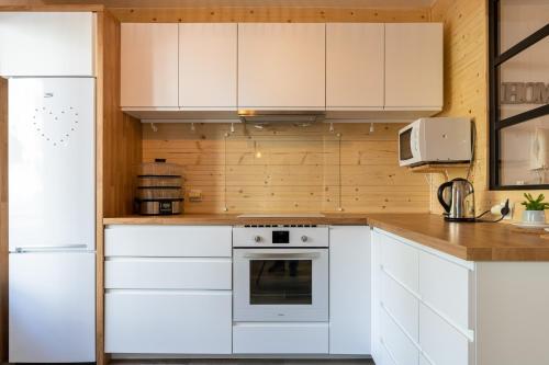 Kuchyň nebo kuchyňský kout v ubytování Le Refuge - Annecy centre - Majord'Home