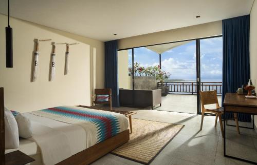珀尼達島的住宿－Adiwana Warnakali Resort，一间卧室配有一张床,享有海景