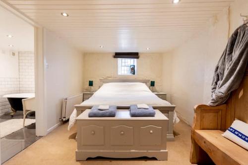 um quarto com uma cama grande num quarto em The Byre (Unusual and Different). em Dromore