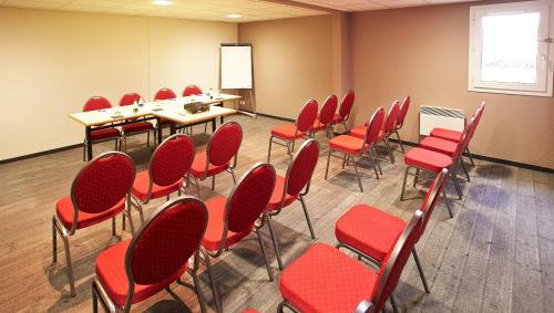 El área de trabajo o centro de convenciones de Ibis Auray