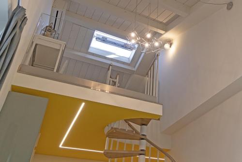 - un escalier en colimaçon dans un bâtiment avec fenêtre dans l'établissement Timone 31, à Civitanova Marche