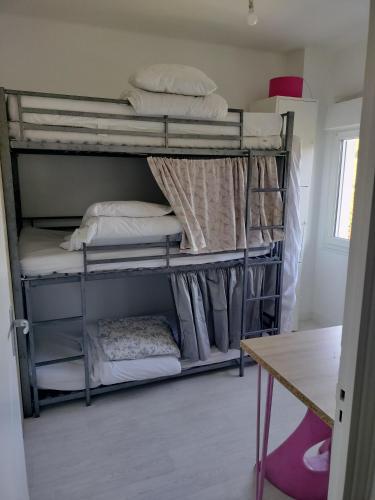 Poschodová posteľ alebo postele v izbe v ubytovaní lit en dortoir toulouse minimes