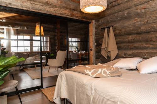 sypialnia z łóżkiem i jadalnią w obiekcie Villa Huippu w mieście Syöte