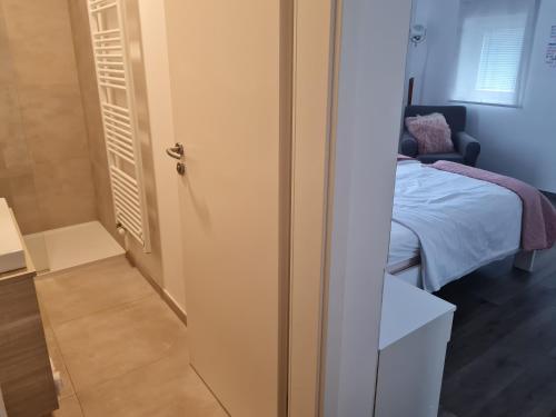 Voodi või voodid majutusasutuse AZUR ROOMS LJUBLJANA toas