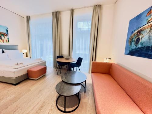 ein Wohnzimmer mit einem Sofa und einem Tisch in der Unterkunft Elisapart - Apartments am Sommerschloss in Potsdam