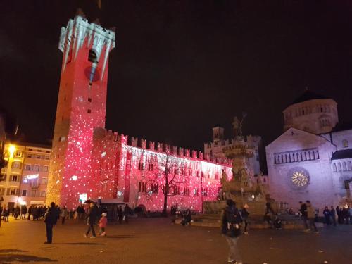 un edificio con luces de Navidad encendidas por la noche en BnB Trento, en Trento