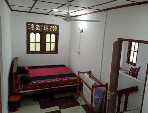 Habitación con cama y ventana. en Villa 47 Akurala en Andurangoda