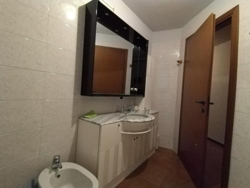 uma casa de banho com um lavatório e um WC em Soggiorno Via del golf 41 em Carimate
