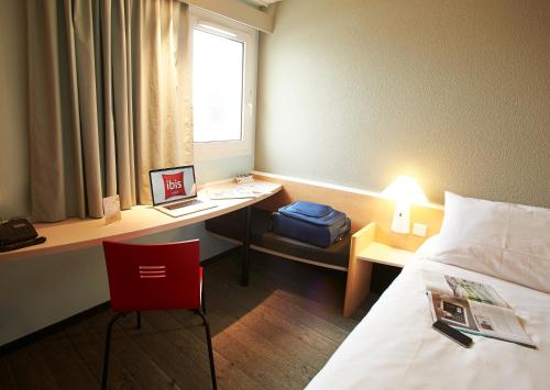 Una cama o camas en una habitación de Ibis Auray