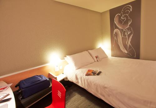 Una cama o camas en una habitación de Ibis Auray