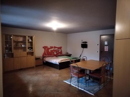 um quarto com uma cama, uma mesa e cadeiras em Soggiorno Via del golf 41 em Carimate