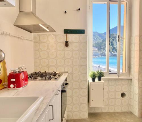Dapur atau dapur kecil di CasaViva - Sweet Bilo on the sea in Camogli